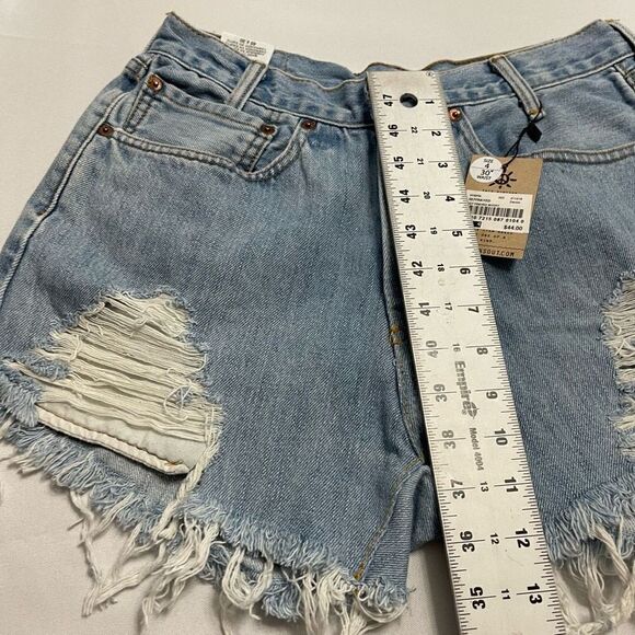 NWT Levi’s 505 507 Frayed Distressed Destroyed Denim Shorts Size 4 30” Waist New - Picture 7 of 11